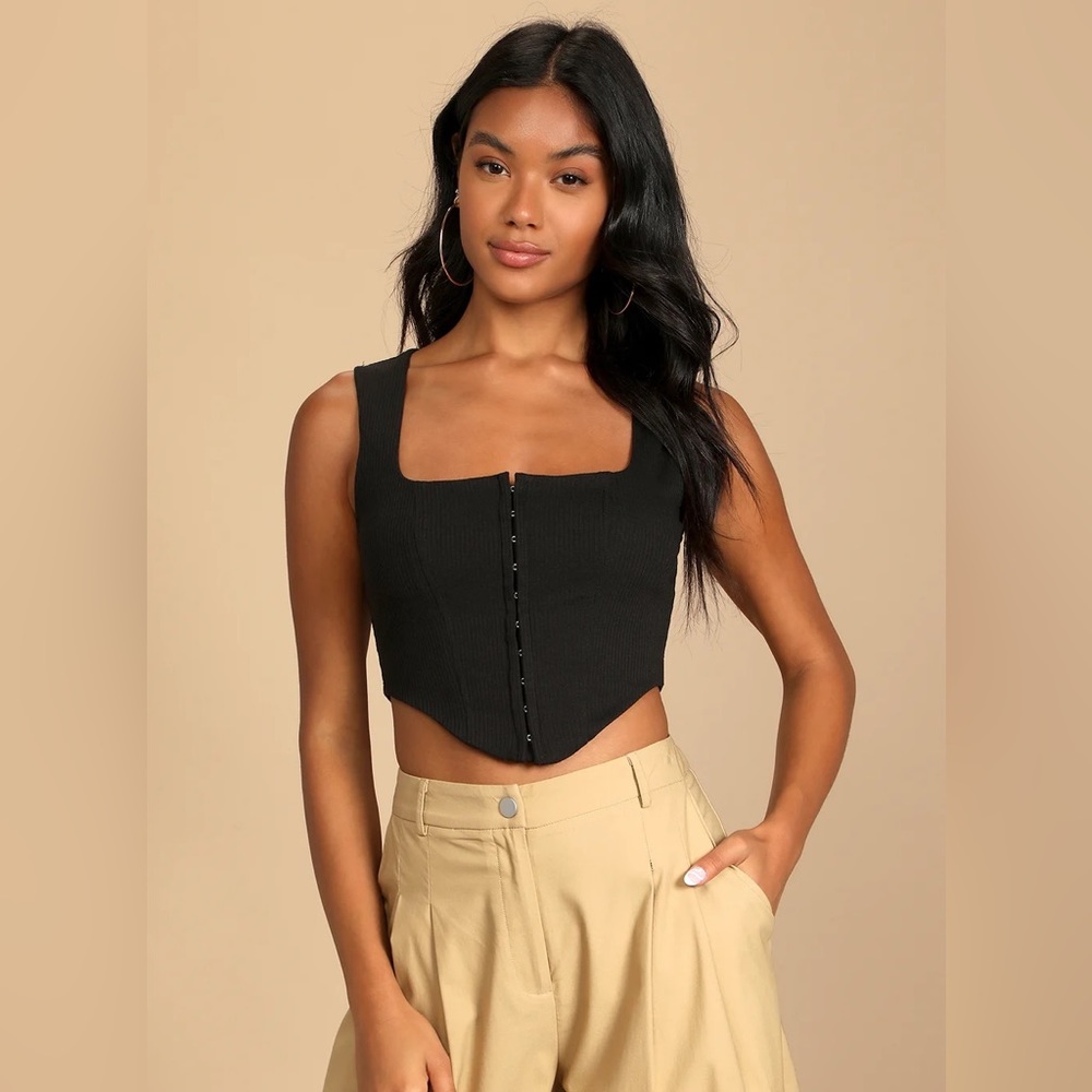 Lulu’s EUC Hook Me In Sleeveless Bustier Tank Top